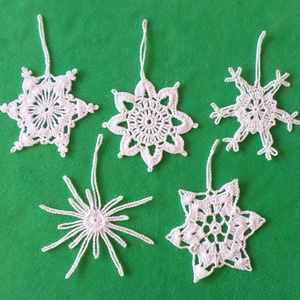 Horgolt Karácsonyi hópelyhek 5 db/garnitúra - karácsony - karácsonyi lakásdekoráció - karácsonyfadíszek - Meska.hu