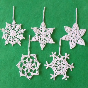 Horgolt Karácsonyi hópelyhek 5 db/garnitúra - karácsony - karácsonyi lakásdekoráció - karácsonyfadíszek - Meska.hu