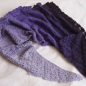 Csipke és bogyó mintás tavaszi vállkendő lila színátmenetes, Ruha & Divat, Sál, Sapka, Kendő, Vállkendő, Horgolás, MESKA