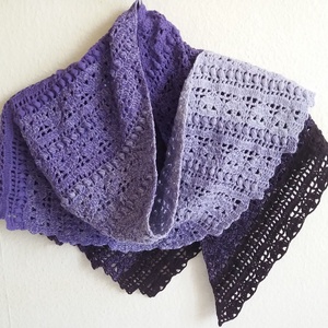 Csipke és bogyó mintás tavaszi vállkendő lila színátmenetes - ruha & divat - sál, sapka, kendő - vállkendő - Meska.hu