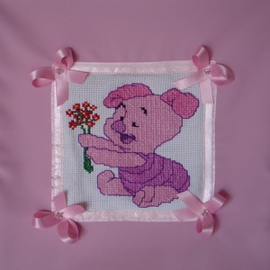 Keresztszemes párna Malacka mesefigurás mintával, Otthon & Életmód, Lakástextil, Párna & Párnahuzat, Hímzés, MESKA