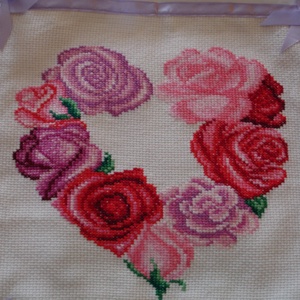 Keresztszemes párna huzat rózsa csokor szív mintával, Otthon & Életmód, Lakástextil, Párna & Párnahuzat, Hímzés, MESKA