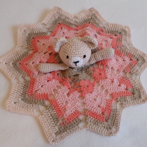 Szundikendő, babarongyi maci rózsa amigurumi figurával - játék & sport - 3 éves kor alattiaknak - alvóka & rongyi - Meska.hu