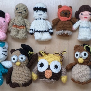 Kis figurák amigurumi egyben eladó 11 db, Játék & Sport, Készségfejlesztő és Logikai játék, Toronyépítő- és egyensúlyozó játékok, Horgolás, MESKA