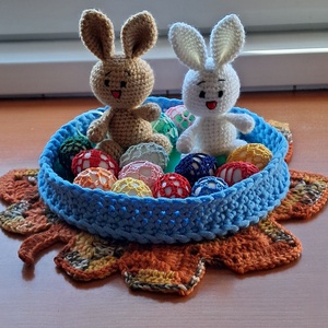 Húsvét asztali dísz nyuszi és tojás kosárban , Ünnepi díszek, dekorációk, Húsvéti díszek és dekorációk, Húsvéti asztaldíszek, Horgolás, MESKA