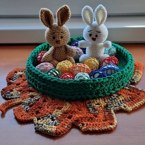 Húsvét asztali dísz nyuszi és tojás kosárban , Ünnepi díszek, dekorációk, Húsvéti díszek és dekorációk, Húsvéti asztaldíszek, Horgolás, MESKA