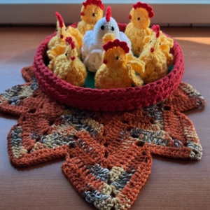 Húsvét asztali dísz tyúk, csibe,  kosárban, Ünnepi díszek, dekorációk, Húsvéti díszek és dekorációk, Húsvéti asztaldíszek, Horgolás, MESKA