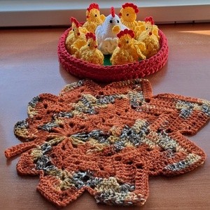 Húsvét asztali dísz tyúk, csibe,  kosárban - ünnepi díszek, dekorációk - húsvéti díszek és dekorációk - húsvéti asztaldíszek - Meska.hu