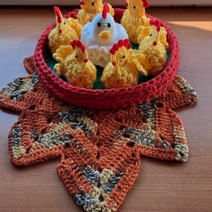 Húsvét asztali dísz tyúk, csibe,  kosárban - ünnepi díszek, dekorációk - húsvéti díszek és dekorációk - húsvéti asztaldíszek - Meska.hu