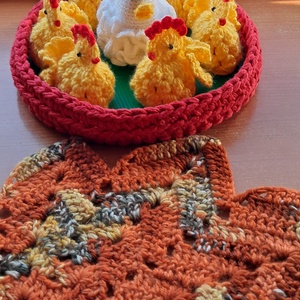 Húsvét asztali dísz tyúk, csibe,  kosárban - ünnepi díszek, dekorációk - húsvéti díszek és dekorációk - húsvéti asztaldíszek - Meska.hu