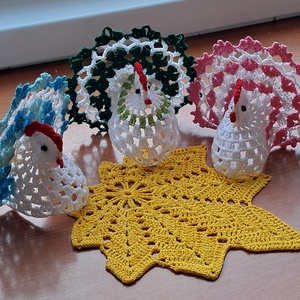 Húsvét horgolt tyúk 3 db falevél terítővel - ünnepi díszek, dekorációk - húsvéti díszek és dekorációk - húsvéti asztaldíszek - Meska.hu