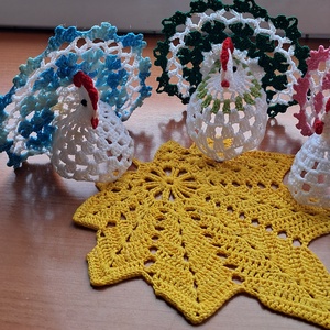 Húsvét horgolt tyúk 3 db falevél terítővel - ünnepi díszek, dekorációk - húsvéti díszek és dekorációk - húsvéti asztaldíszek - Meska.hu