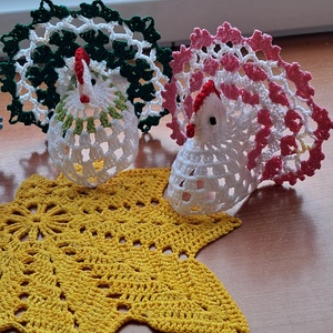 Húsvét horgolt tyúk 3 db falevél terítővel - ünnepi díszek, dekorációk - húsvéti díszek és dekorációk - húsvéti asztaldíszek - Meska.hu