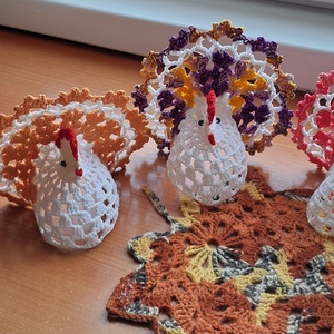 Húsvét horgolt tyúk 4 db falevél terítővel - ünnepi díszek, dekorációk - húsvéti díszek és dekorációk - húsvéti asztaldíszek - Meska.hu