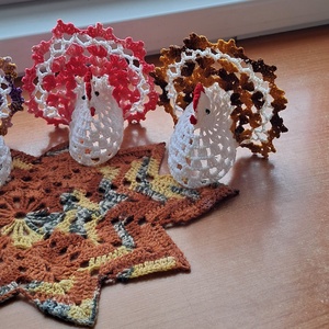 Húsvét horgolt tyúk 4 db falevél terítővel - ünnepi díszek, dekorációk - húsvéti díszek és dekorációk - húsvéti asztaldíszek - Meska.hu