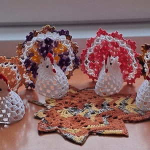 Húsvét horgolt tyúk 4 db falevél terítővel - ünnepi díszek, dekorációk - húsvéti díszek és dekorációk - húsvéti asztaldíszek - Meska.hu