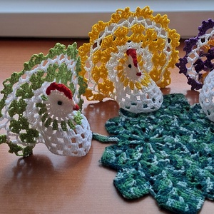 Húsvét horgolt tyúk 4 db falevél terítővel - ünnepi díszek, dekorációk - húsvéti díszek és dekorációk - húsvéti asztaldíszek - Meska.hu