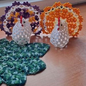 Húsvét horgolt tyúk 4 db falevél terítővel - ünnepi díszek, dekorációk - húsvéti díszek és dekorációk - húsvéti asztaldíszek - Meska.hu