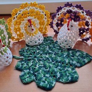 Húsvét horgolt tyúk 4 db falevél terítővel - ünnepi díszek, dekorációk - húsvéti díszek és dekorációk - húsvéti asztaldíszek - Meska.hu