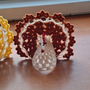 Húsvét horgolt tyúk 3 db  - ünnepi díszek, dekorációk - húsvéti díszek és dekorációk - húsvéti asztaldíszek - Meska.hu