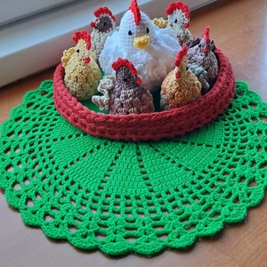 Húsvét asztali dísz tyúk, csibe,  kosárban - ünnepi díszek, dekorációk - húsvéti díszek és dekorációk - húsvéti asztaldíszek - Meska.hu