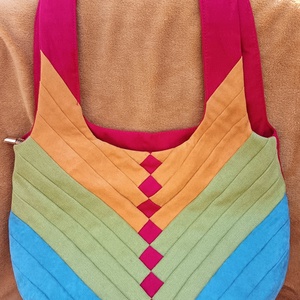Parketta (válltáska), Táska & Tok, Kézitáska & válltáska, Válltáska, Varrás, Újrahasznosított alapanyagból készült termékek, Kék, zöld, okker és piros színekből megálmodott, halszálka parkettát idéző keskeny velúr csíkokból ..., MESKA