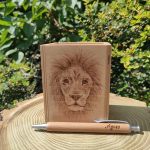 Egyedi fa írószertartó oroszlán grafikával, Otthon & Lakás, Papír írószer, Ceruza & Toll, Famegmunkálás, Meska