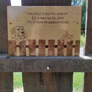 Vigyázz, a kutya harap tábla - vicces kutya macska, Otthon & Életmód, Ház & Kert, Házszám, Gravírozás, pirográfia, MESKA