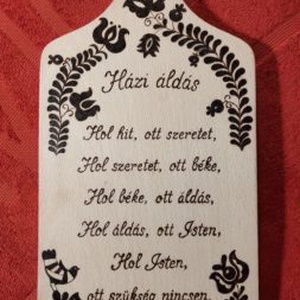 Házi áldás - Népi virág motivummal, vágódeszkára kézzel gravírozva, Otthon & Életmód, Konyhafelszerelés, tálalás, Konyhai dekoráció, Konyhai dísz, Famegmunkálás, Gravírozás, pirográfia, MESKA