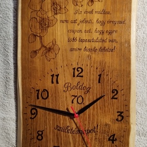Egyedi fa falióra születésnapra. Kézzel rajzolt és gravírozott... - otthon & életmód - dekoráció - fali és függő dekoráció - falióra & óra - Meska.hu