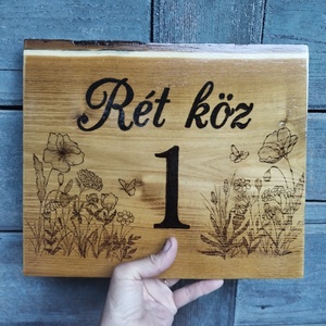Házszámtábla egyedi, kézzel rajzolt virág grafikával , Otthon & Életmód, Ház & Kert, Házszám, Famegmunkálás, Gravírozás, pirográfia, MESKA