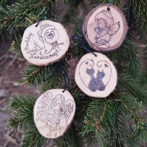 Kézzel rajzolt és gravírozott fa karácsonyfadísz - otthon & életmód - dekoráció - fali és függő dekoráció - függődísz - Meska.hu