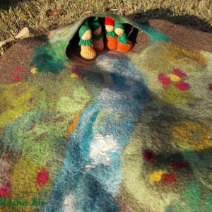 Nemez waldorf-jellegű játszó szőnyeg manókkal és manólakokkal :) -  - Meska.hu