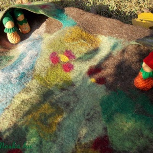 Nemez waldorf-jellegű játszó szőnyeg manókkal és manólakokkal :) -  - Meska.hu