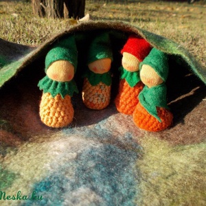 Nemez waldorf-jellegű játszó szőnyeg manókkal és manólakokkal :) -  - Meska.hu