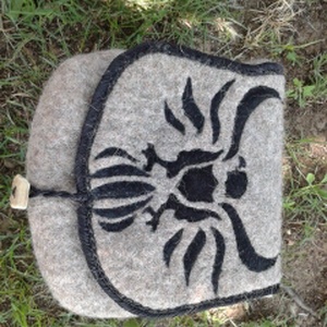 Nemez süveg és tarsoly -  - Meska.hu