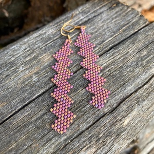 Zsuwel Purple shiny cikkcakk fülbevaló  - Meska.hu