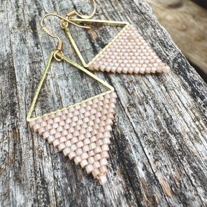 Zsuwel Selyem bézs mini SWING fülbevaló, Ékszer, Fülbevaló, Lógó fülbevaló, Ékszerkészítés, Gyöngyfűzés, gyöngyhímzés, MESKA