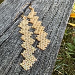 Zsuwel Bézs cikkcakk fülbevaló  - Meska.hu