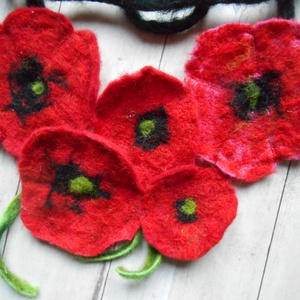 pipacsos nyaklánc /nemezelt nyakék/ pipacsos / nemez - ékszer - nyaklánc - hosszú nyaklánc - Meska.hu