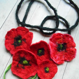 pipacsos nyaklánc /nemezelt nyakék/ pipacsos / nemez - ékszer - nyaklánc - hosszú nyaklánc - Meska.hu