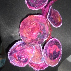 pipacsos nyaklánc /nemezelt nyakék/ pipacsos / nemez - ékszer - nyaklánc - hosszú nyaklánc - Meska.hu