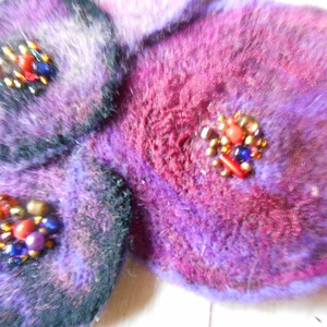 Nyaklánc/ Nyakék/ Nemezelt korongos nyaklánc/Nemez nyaklánc/ Lila nyakék - Meska.hu