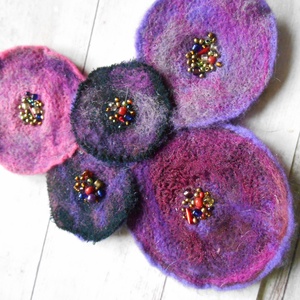 Nyaklánc/ Nyakék/ Nemezelt korongos nyaklánc/Nemez nyaklánc/ Lila nyakék - ékszer - nyaklánc - medálos nyaklánc - Meska.hu