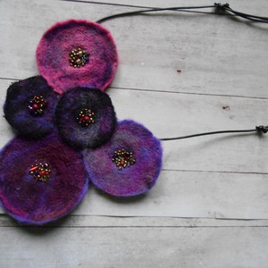 Nyaklánc/ Nyakék/ Nemezelt korongos nyaklánc/Nemez nyaklánc/ Lila nyakék - ékszer - nyaklánc - medálos nyaklánc - Meska.hu