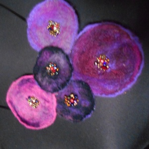 Nyaklánc/ Nyakék/ Nemezelt korongos nyaklánc/Nemez nyaklánc/ Lila nyakék - ékszer - nyaklánc - medálos nyaklánc - Meska.hu