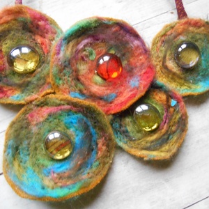 Nyaklánc/ Nyakék/Nemezelt / színgazdag/ Gyöngyös nemeznyakék - ékszer - nyaklánc - medálos nyaklánc - Meska.hu