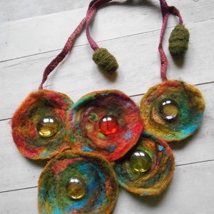 Nyaklánc/ Nyakék/Nemezelt / színgazdag/ Gyöngyös nemeznyakék - Meska.hu