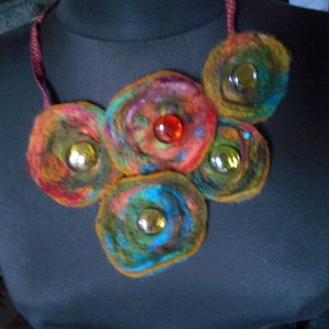 Nyaklánc/ Nyakék/Nemezelt / színgazdag/ Gyöngyös nemeznyakék - ékszer - nyaklánc - medálos nyaklánc - Meska.hu