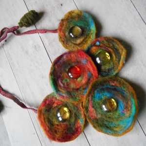 Nyaklánc/ Nyakék/Nemezelt / színgazdag/ Gyöngyös nemeznyakék - ékszer - nyaklánc - medálos nyaklánc - Meska.hu